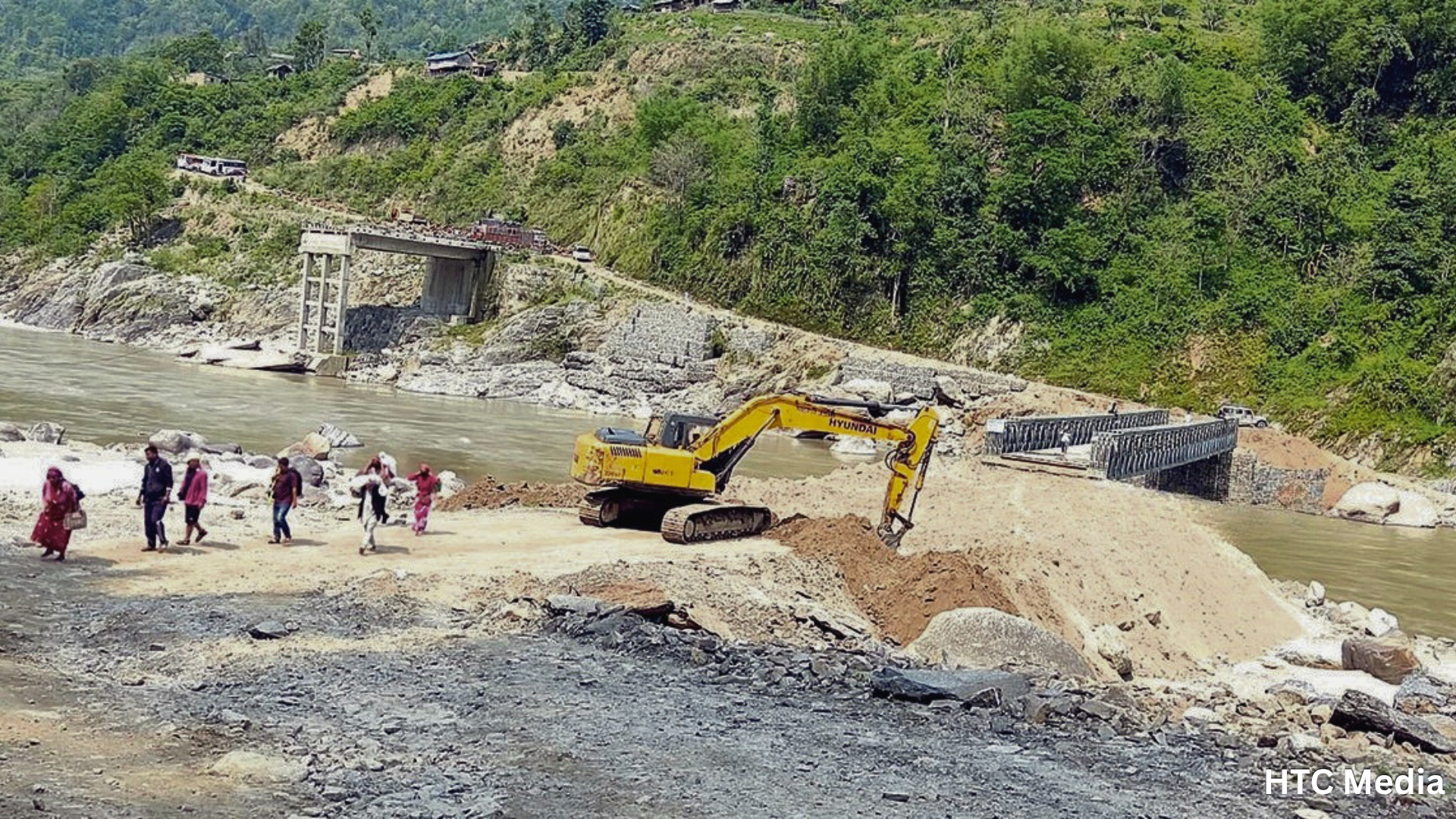 सुनकोसीका दुई बेलिब्रिज एकैसाथ झिकिए: खोटाङ पुनः ‘प्राकृतिक नाकाबन्दी’ को मारमा