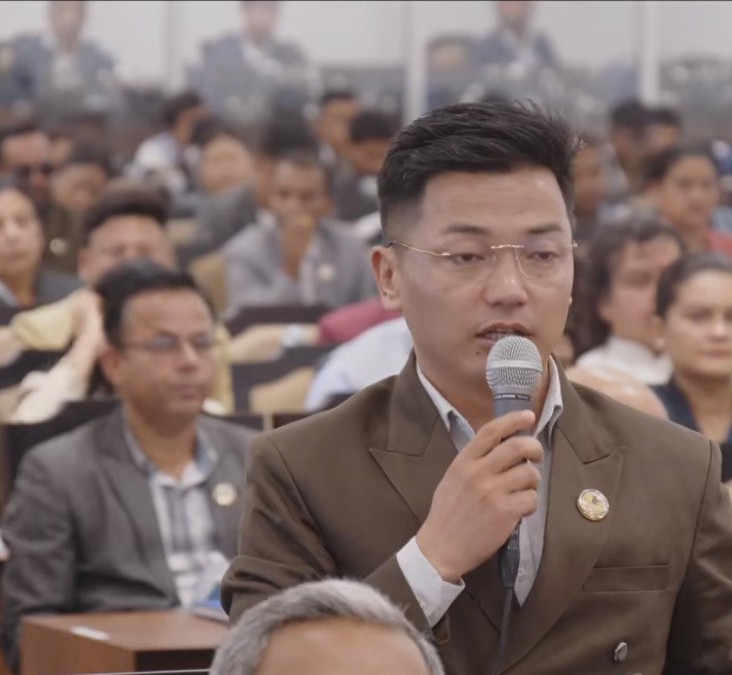सभामुखलाई नीलो स्कार्प सम्झाउँदै निश्कलले भने– “सदनको गरिमा बढाउने काम तपाईंको हो, जनताको विश्वास कायम राख्नुहोस्”