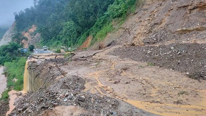 पहिराले विभिन्न राजमार्गको यातायात सेवा आंशिक प्रभावित