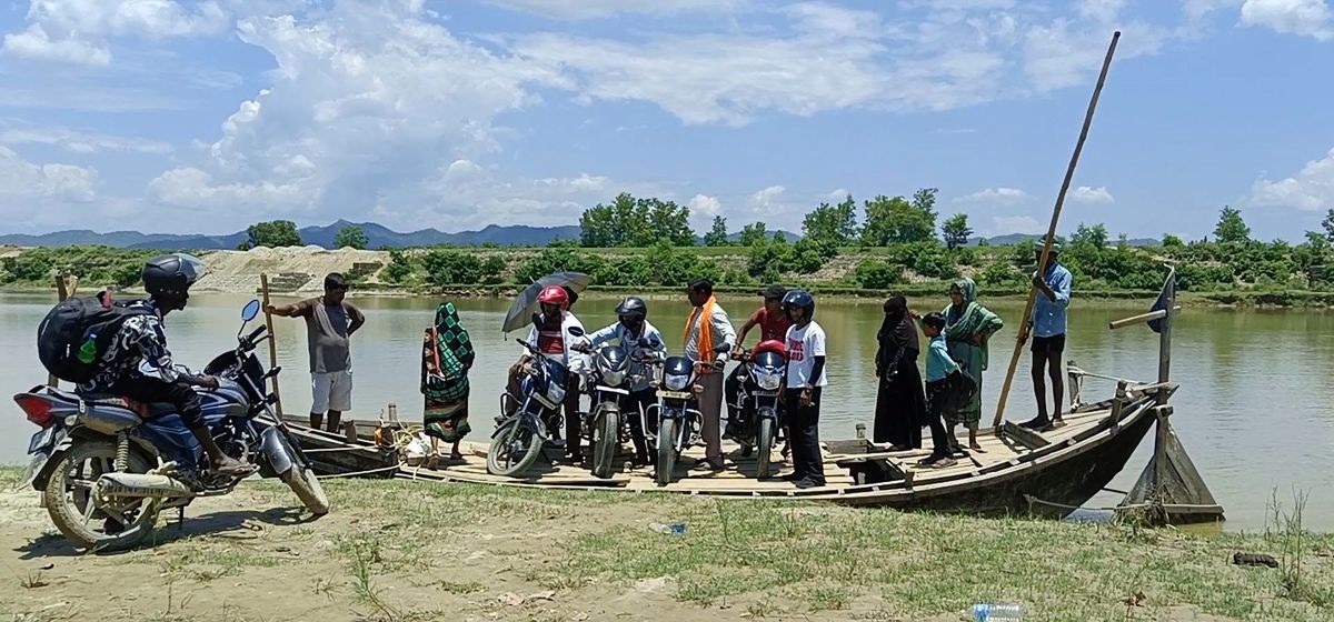राप्तीमा पुल नबन्दा बाँकेका हजारौँ नागरिक डुङ्गामै जोखिमपूर्ण यात्रा गर्न बाध्य