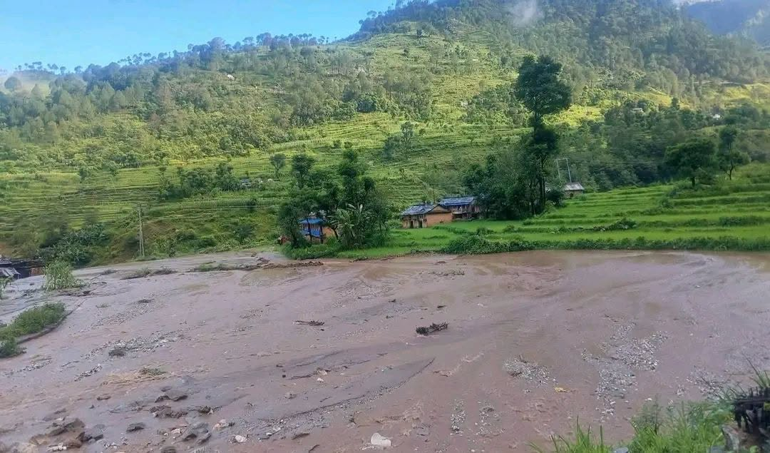 बाजुरामा बाढीको कहर: १३ परिवार विस्थापित, पूरै गाउँ जोखिमको घेरामा