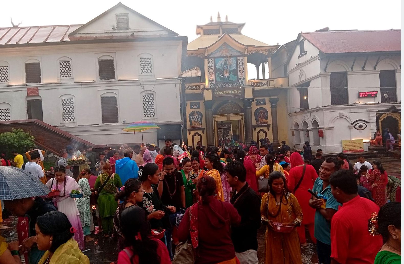 साउनको दोस्रो सोमबार स् पशुपतिनाथमा बिहानैदेखि भक्तजनको लर्को