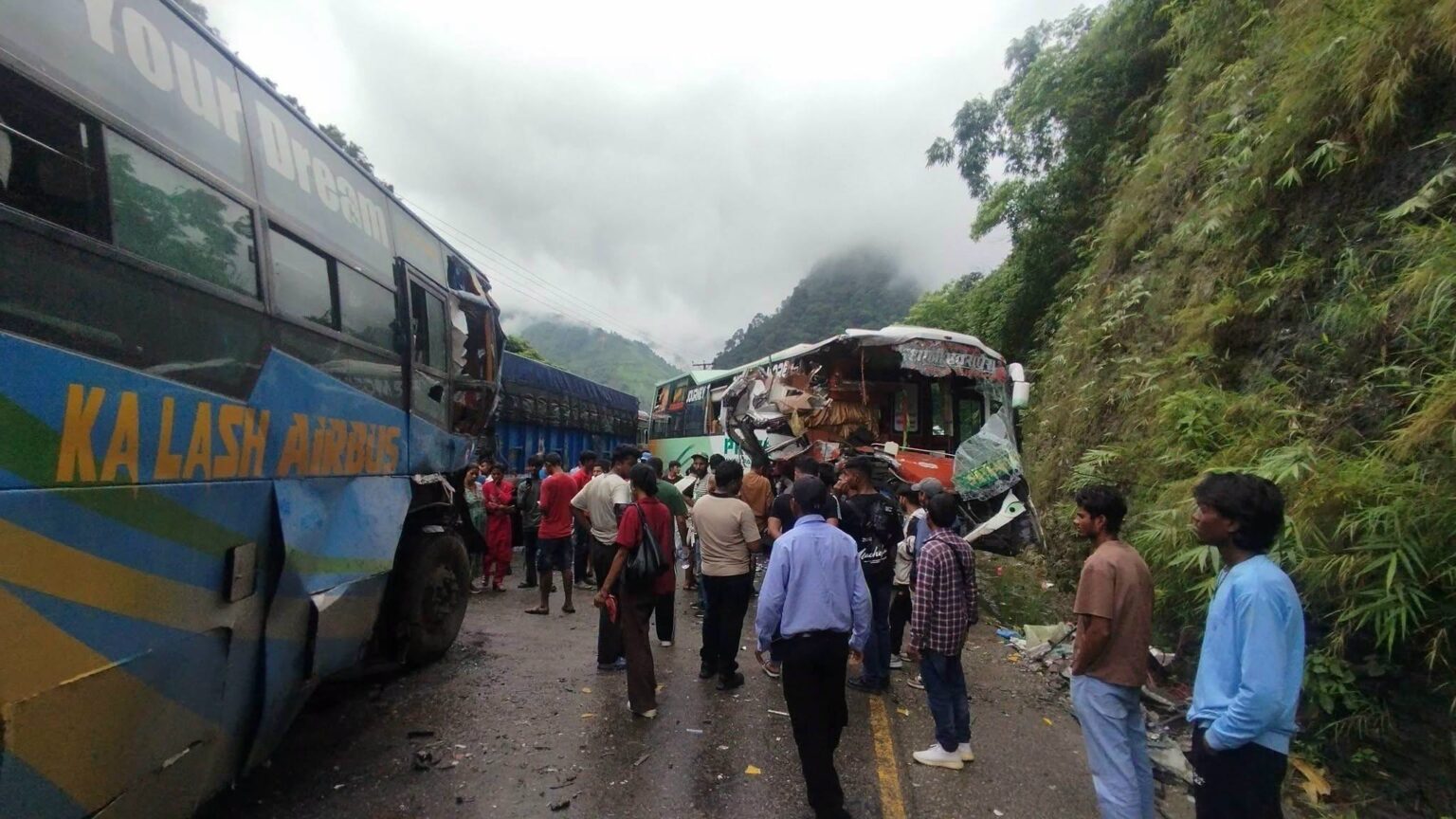 जलबिरेमा भीषण सडक दुर्घटना, दुई बस र ट्रक ठोक्किँदा ३० जना घाइते, राजमार्गमा यातायात प्रभावित