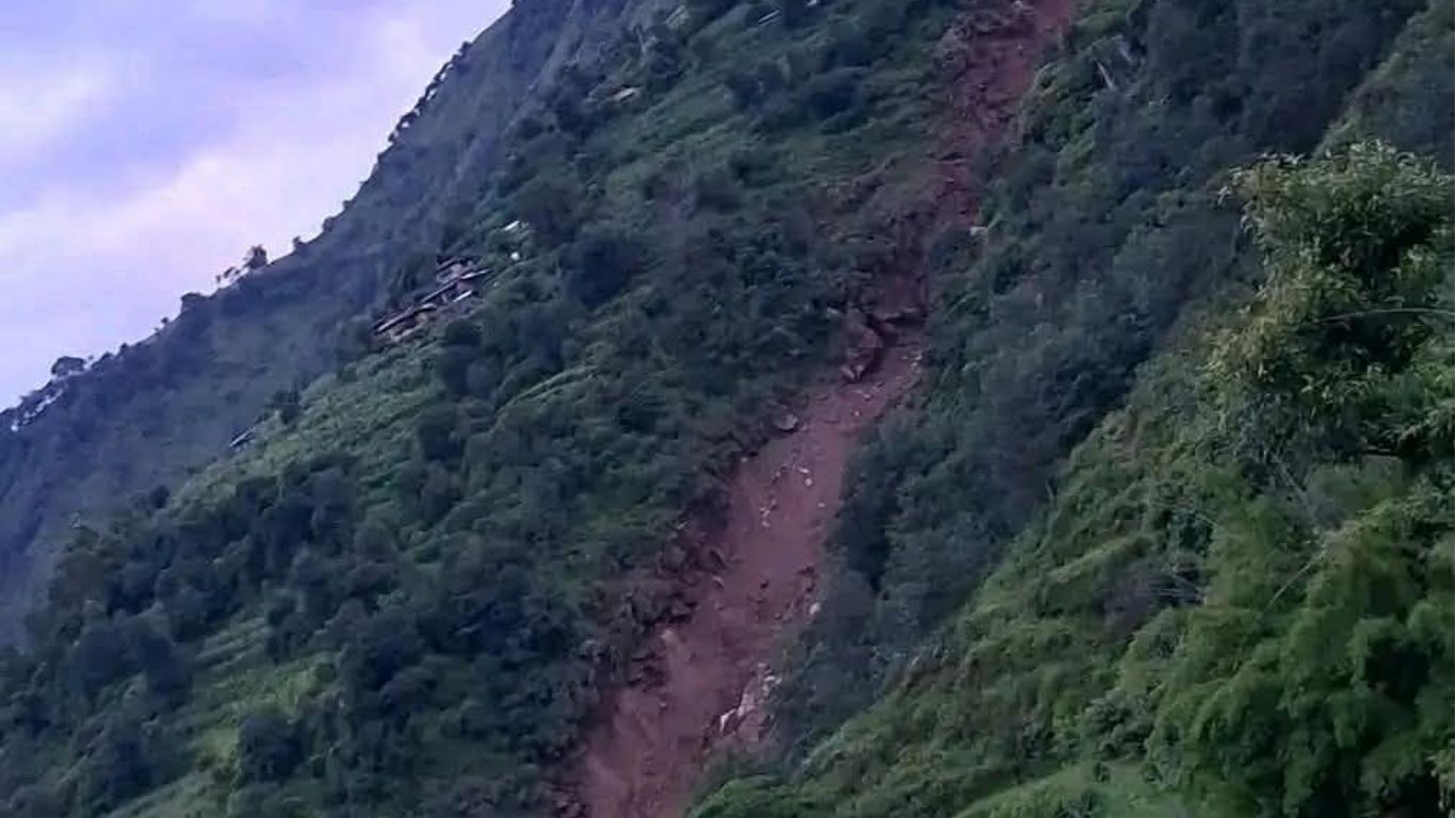 १० जना बेपत्ता,रोल्पामा पहिरोले घरगोठ पुरिँदा दुईजनाको मृत्यु