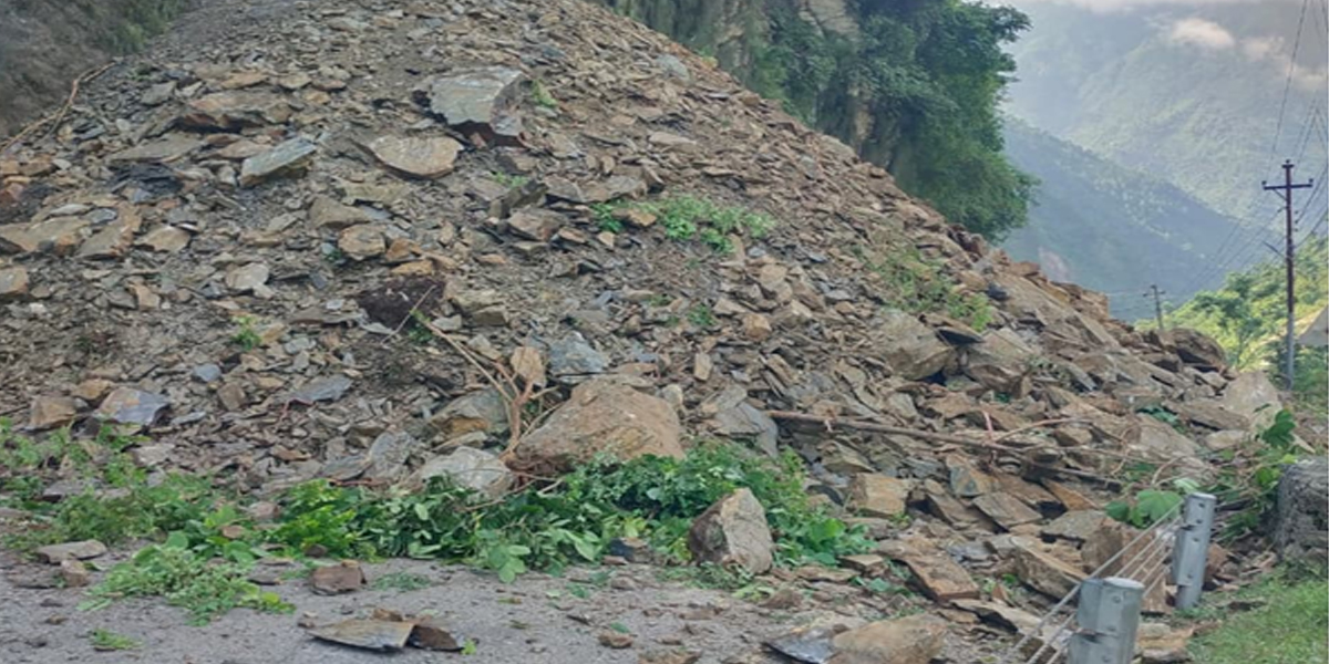 छिर्कनेमा पहिरोले सवारीसाधन आवतजावत गर्न असहज