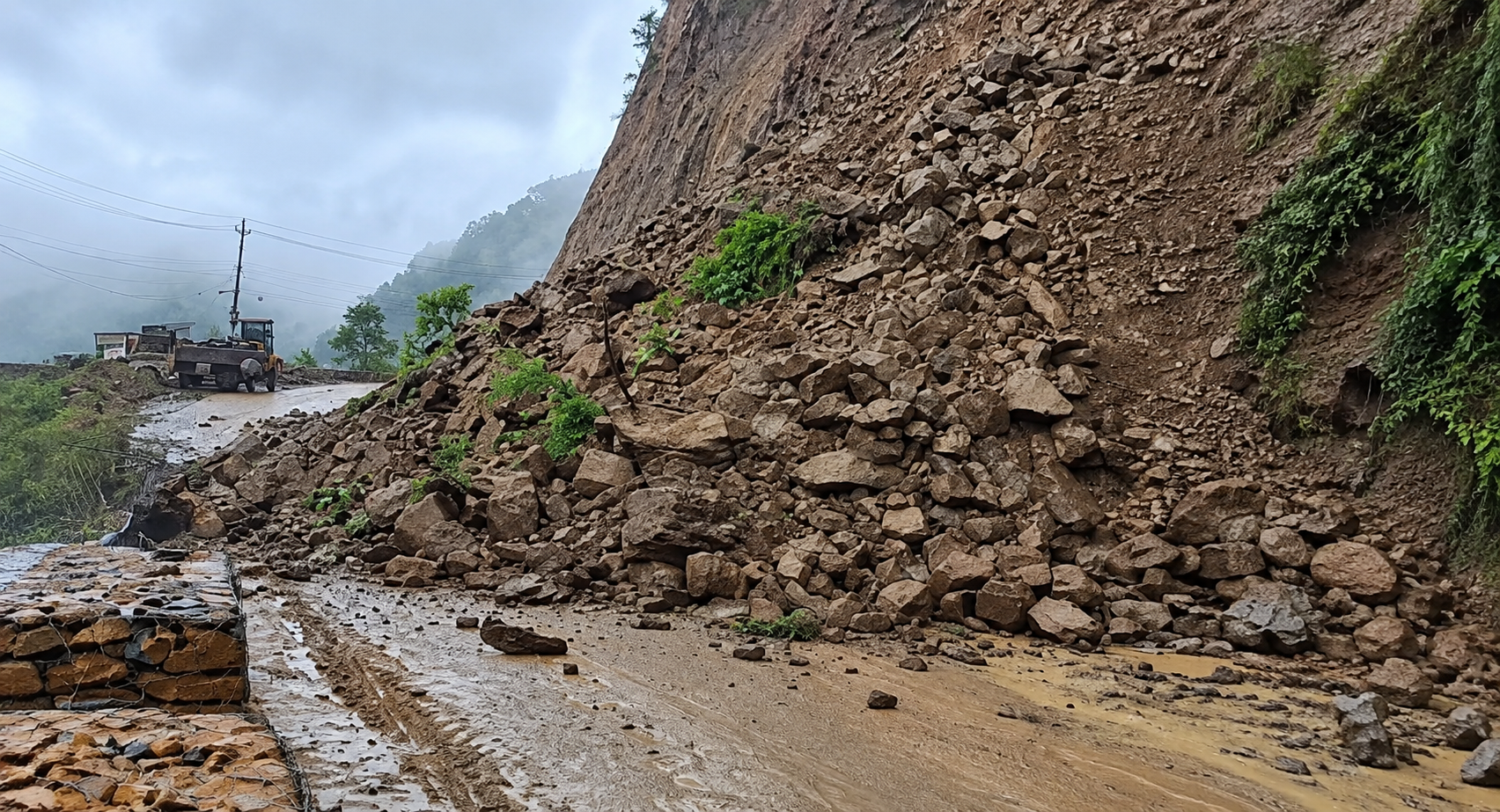 पहिरोले अरनिको राजमार्ग अवरुद्ध, जिपलाइनमा सवारी आवागमन ठप्प