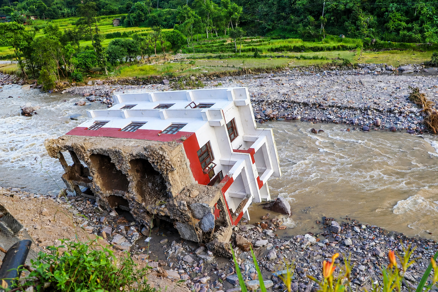 पहिले स्कुलको कोठामा कार्यालय, अहिले जगैदेखि खोलामा बजारियो नयाँ भवन