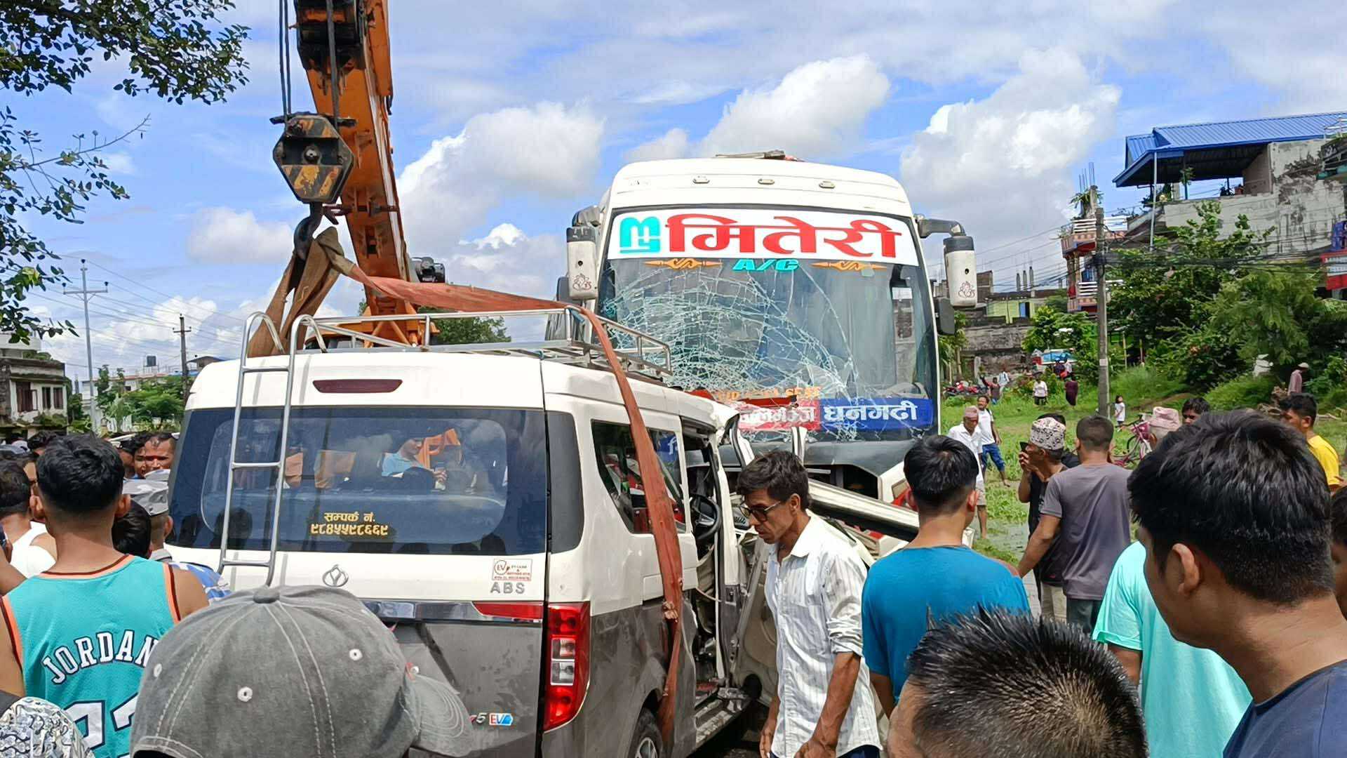 चितवनको कुरिनटारमा बस, ट्रक र माइक्रोबस एकआपसमा ठोक्किए, ११ जना घाइते
